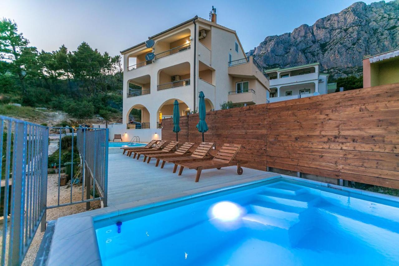 Fiona - Away From Crowds Makarska